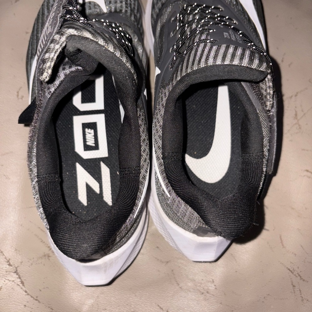 Nike Womens Nike Air Zoom Pegasus 39 FlyeaseSneaker - Picture 5 of 6